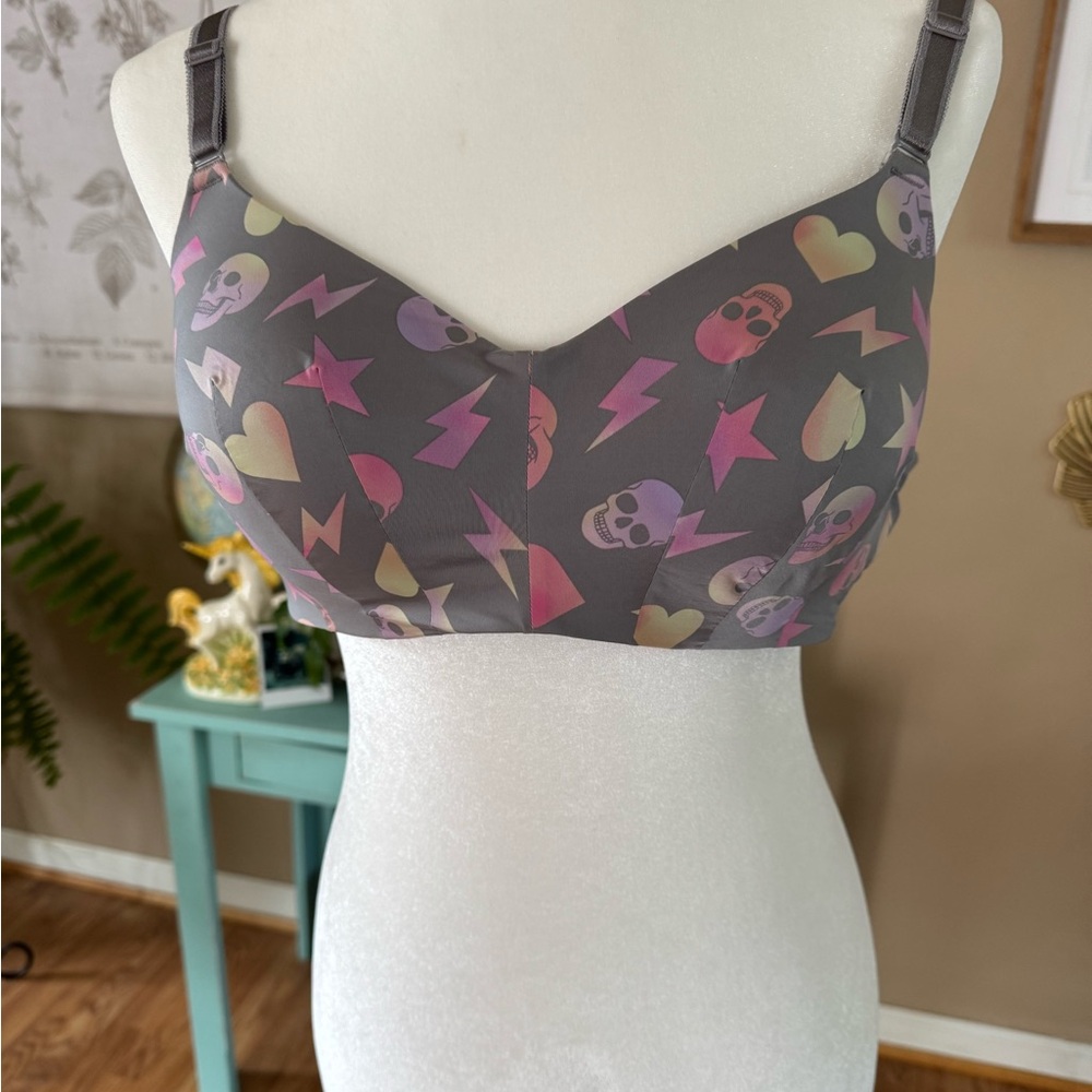 Torrid Curve 38B Gray Skull and Heart Print Bra